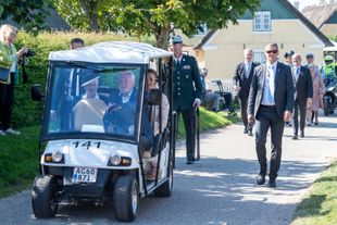 Dronning Margrethe og Sofie Valbjørn ankommer i golfbil